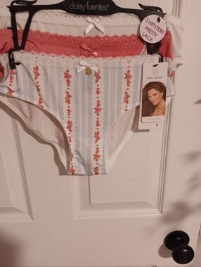 Daisy Fuentes Pack Of 3 Pretty Lace And Micro Hipsters. Small NWT